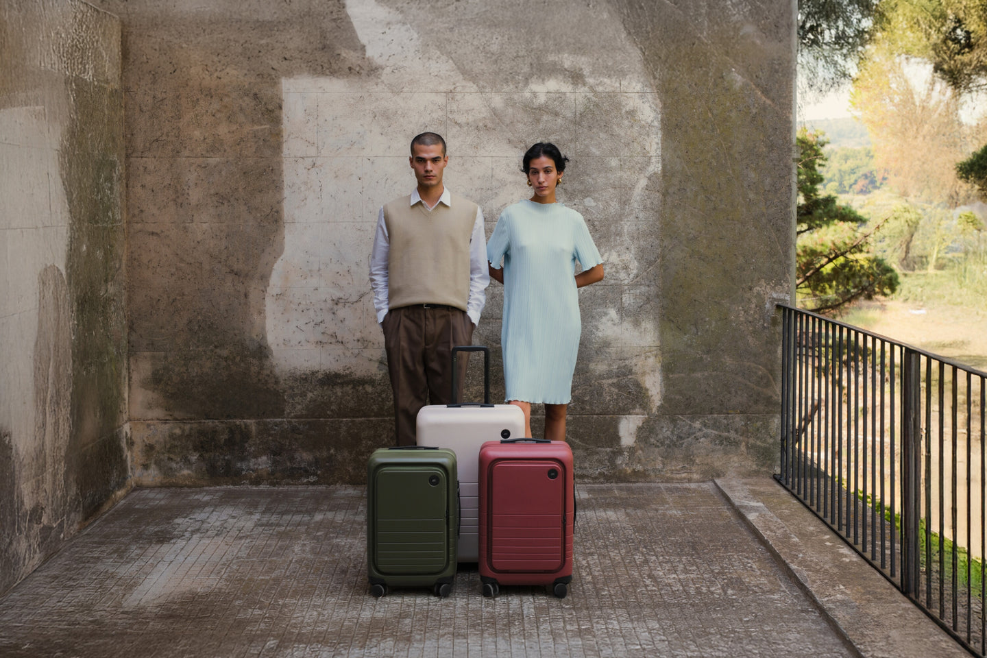 Couple with Monos luggage set in Sicily.