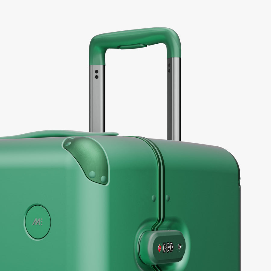 Jungle Green | Close-up view of the logo detail on the Hybrid Trunk Large in Jungle Green