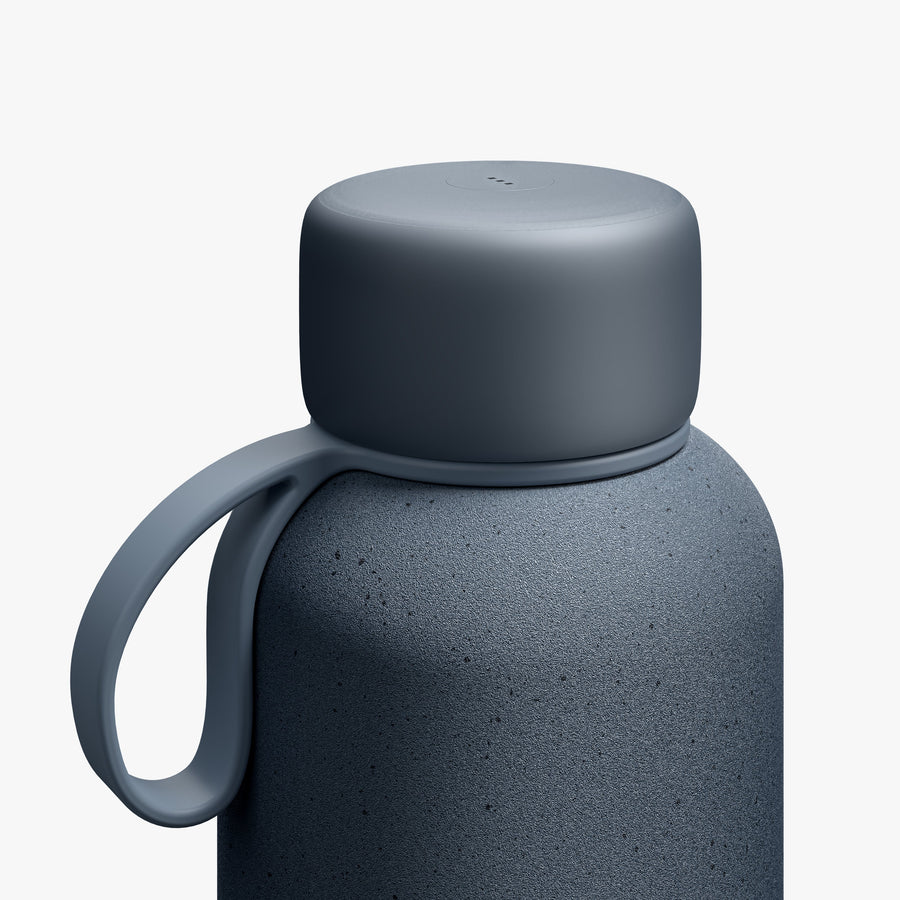 750 mL / Blue Hour | Close-up view of lid and strap of 750 mL Kiyo UVC Bottle in Blue Hour