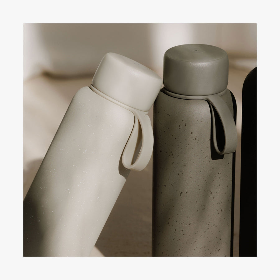Kiyo UVC Water Bottle | Close up view of Kiyo UVC Water bottles Castle Rock and Graphite